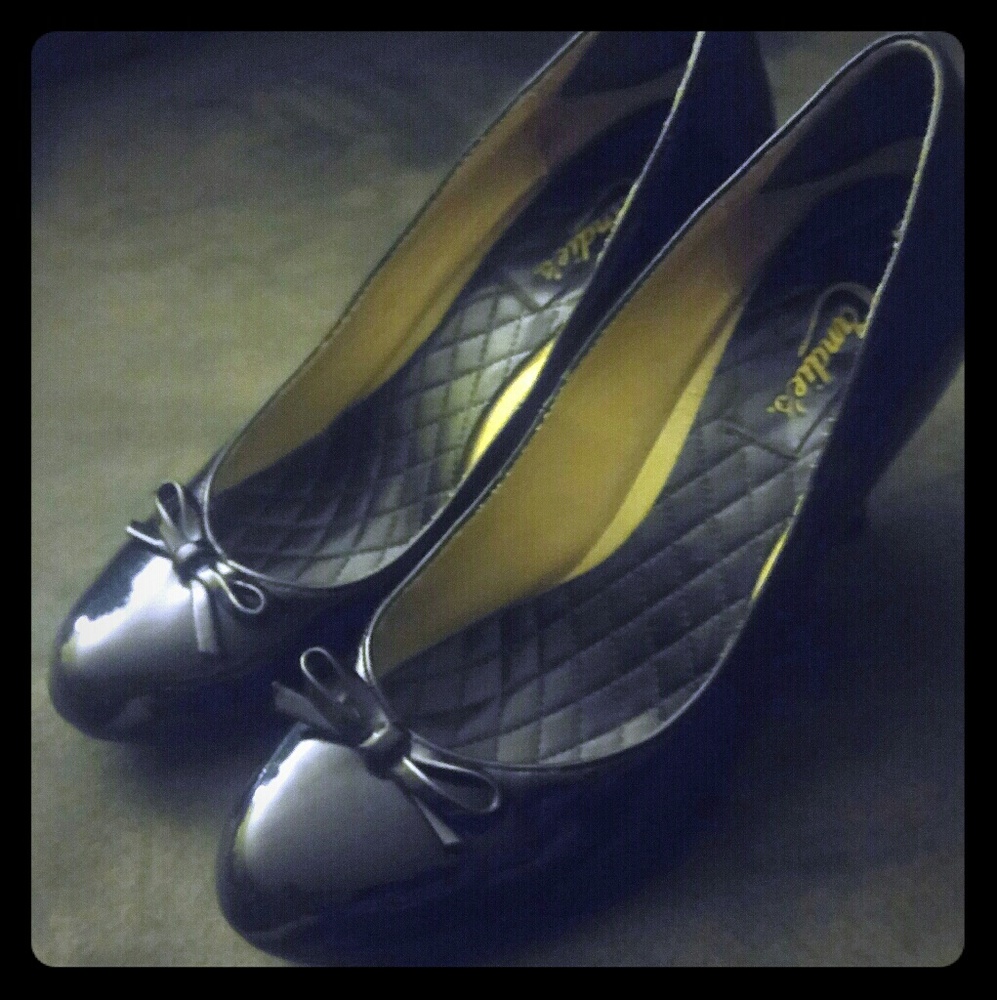 Candies patent leather round toe pumps